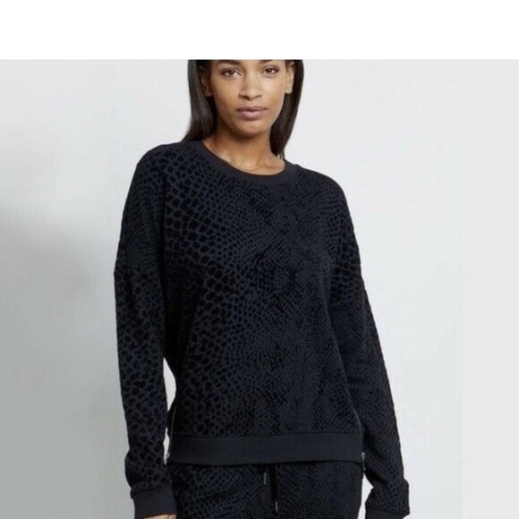 Rails Black Marlo Flocked Cobra
Pattern Side Zippers Cropped
Sweatshirt Top SZ M - Picture 2 of 13